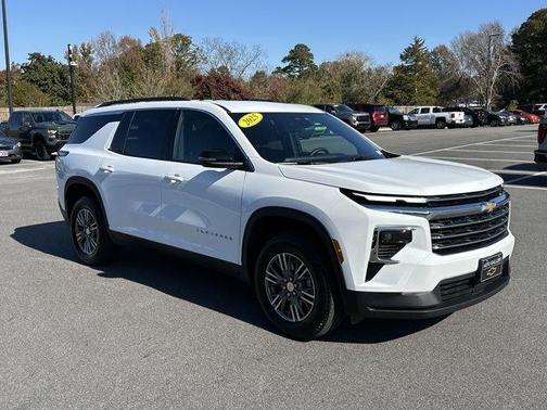 2025 Chevrolet Traverse LT