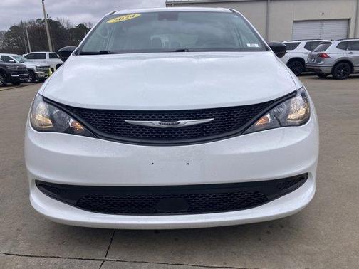 2024 Chrysler Voyager LX