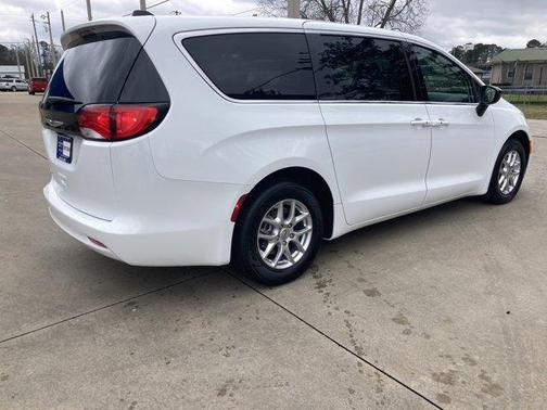 2024 Chrysler Voyager LX