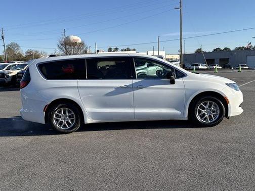 2024 Chrysler Voyager LX