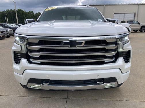 Iridescent Pearl Tricoat 2023 Chevrolet Silverado 1500 High Country
