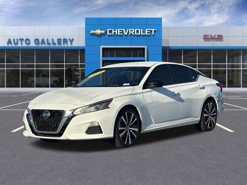 Glacier White 2022 Nissan Altima 2.5 SR