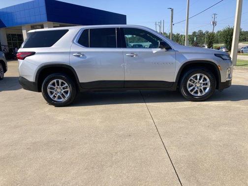 Silver Ice Metallic 2022 Chevrolet Traverse LS