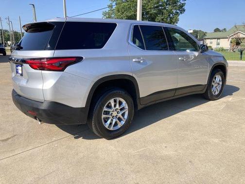 Silver Ice Metallic 2022 Chevrolet Traverse LS