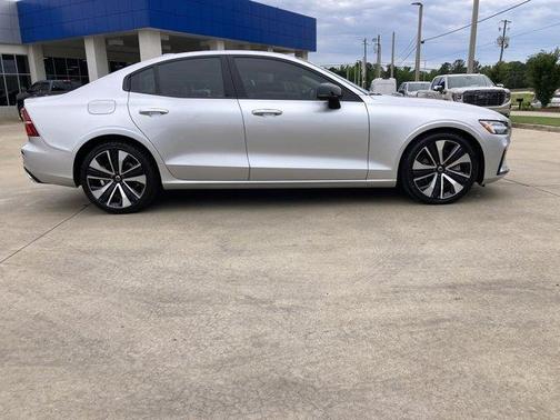 Bright Silver Metallic 2022 Volvo S60
