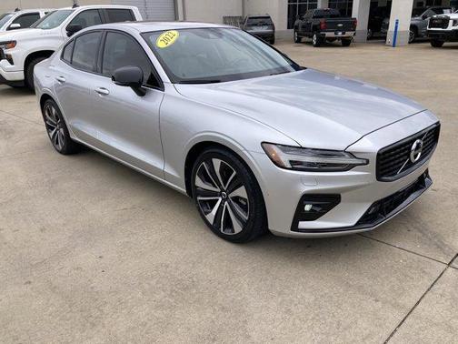 Bright Silver Metallic 2022 Volvo S60