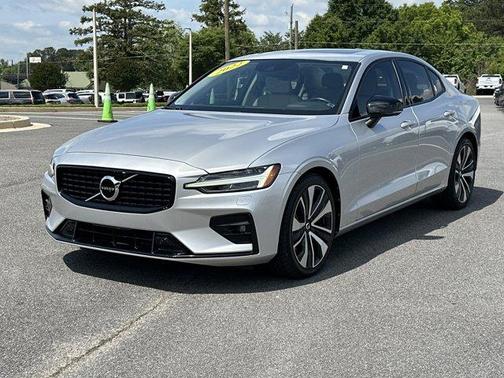 Bright Silver Metallic 2022 Volvo S60