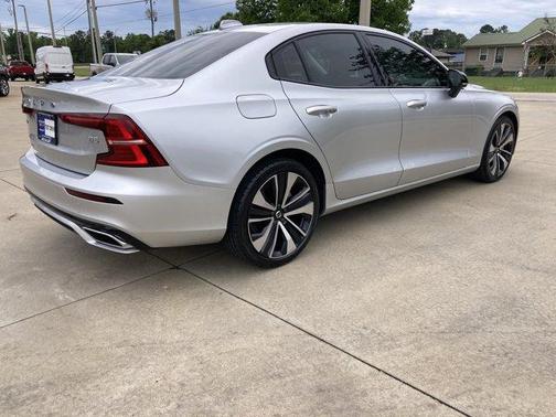 Bright Silver Metallic 2022 Volvo S60