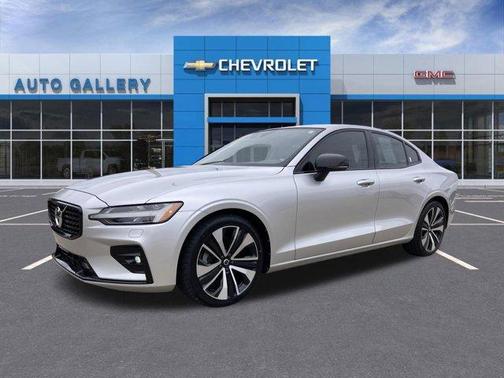 Bright Silver Metallic 2022 Volvo S60