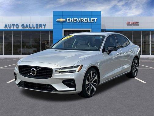 Bright Silver Metallic 2022 Volvo S60