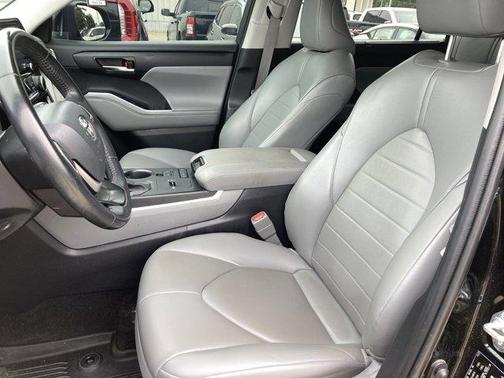 Midnight Black Metallic 2022 Toyota Highlander XLE