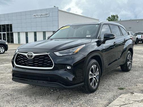 Midnight Black Metallic 2022 Toyota Highlander XLE