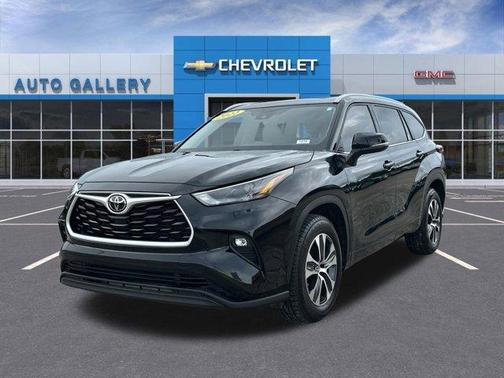 Midnight Black Metallic 2022 Toyota Highlander XLE
