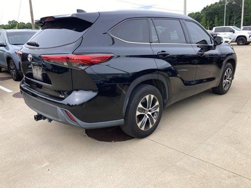Midnight Black Metallic 2022 Toyota Highlander XLE