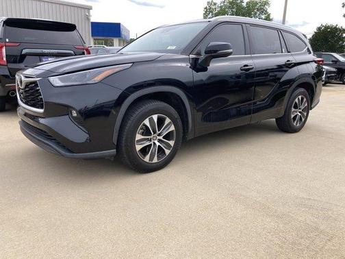 Midnight Black Metallic 2022 Toyota Highlander XLE