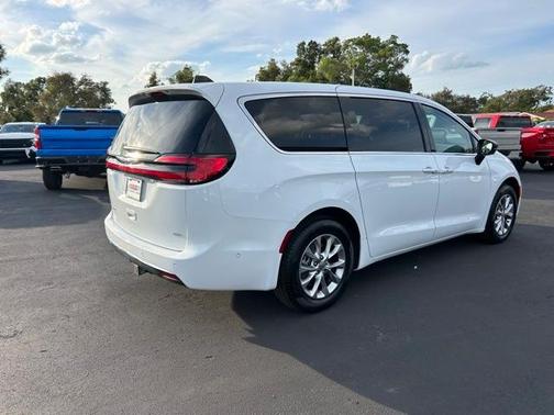 2024 Chrysler Pacifica Touring-L