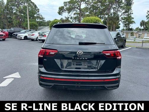 Deep Black Pearl Effect 2022 Volkswagen Tiguan 2.0T SE R-Line Black
