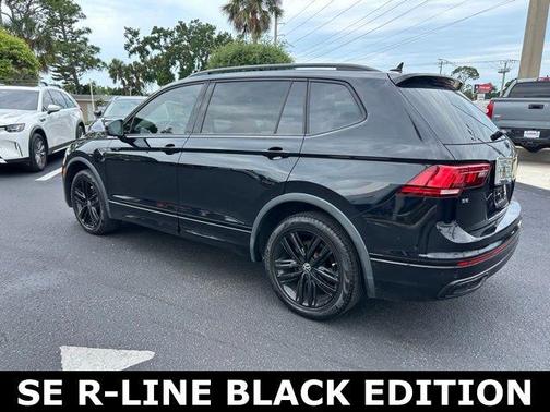 Deep Black Pearl Effect 2022 Volkswagen Tiguan 2.0T SE R-Line Black