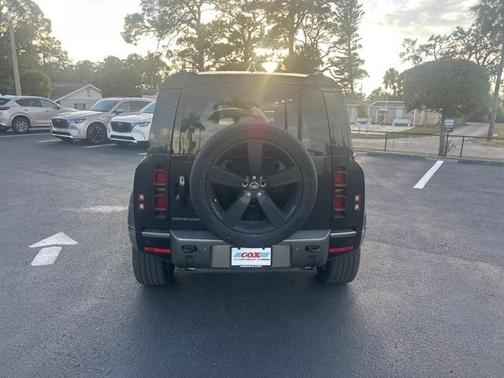 2024 Land Rover Defender P400 X-Dynamic SE