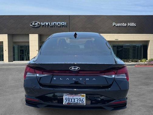 2022 Hyundai ELANTRA SE