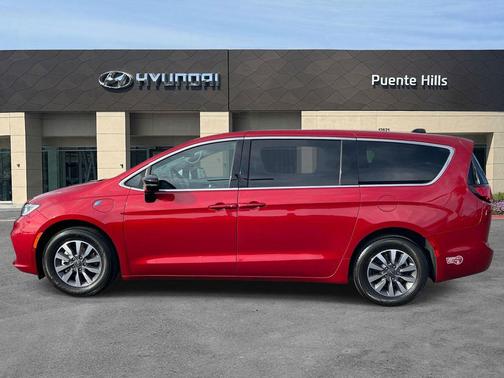 Red Hot Pearlcoat 2025 Chrysler Pacifica Hybrid Select