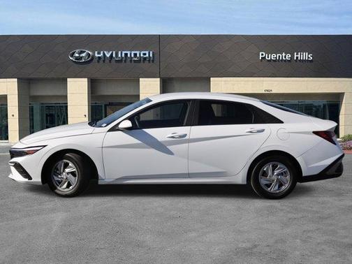 2024 Hyundai ELANTRA SE