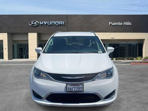 Bright White Clearcoat 2017 Chrysler Pacifica Touring-L