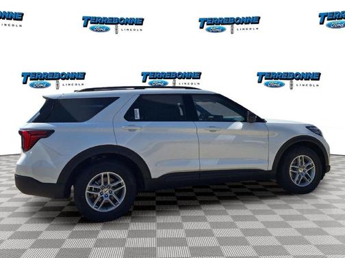 Star White 2027 Ford Explorer