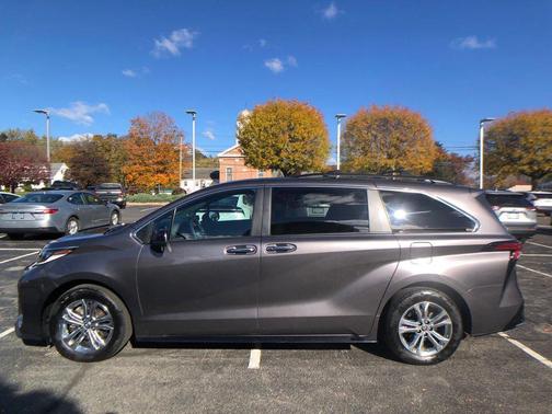 2022 Toyota Sienna XSE 7 Passenger