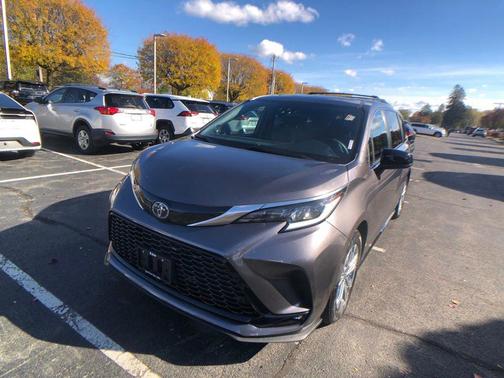 2022 Toyota Sienna XSE 7 Passenger