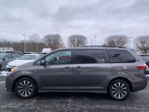 2020 Toyota Sienna LE