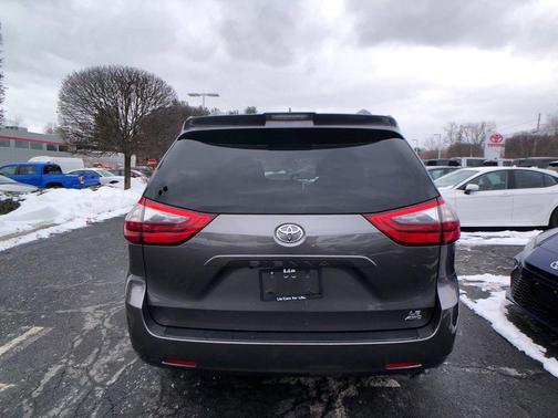 2020 Toyota Sienna LE