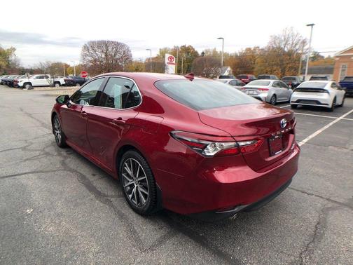 2022 Toyota Camry Hybrid XLE