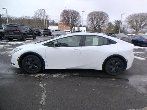 2025 Toyota Prius Plug-In Hybrid SE