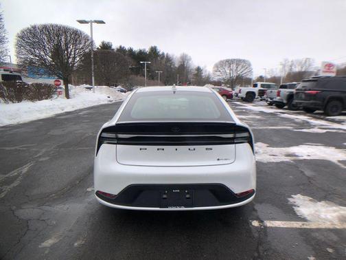 2025 Toyota Prius Plug-In Hybrid SE