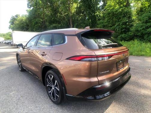 2025 Toyota Crown Signia XLE