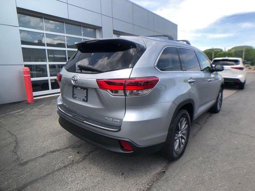 Celestial Silver Metallic 2019 Toyota Highlander XLE