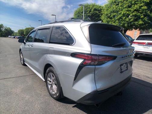 2022 Toyota Sienna XLE 7 Passenger