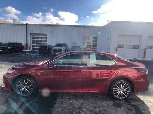 2022 Toyota Camry Hybrid XLE