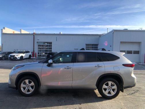 2022 Toyota Highlander LE