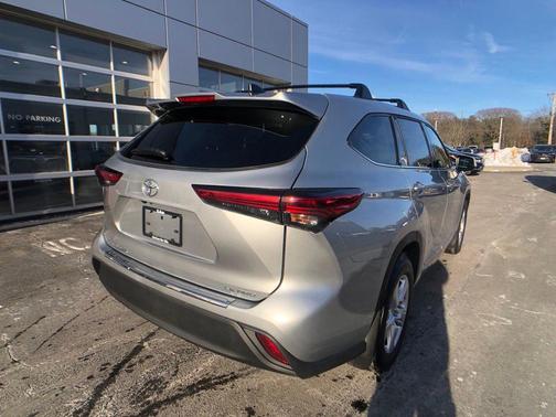 2022 Toyota Highlander LE