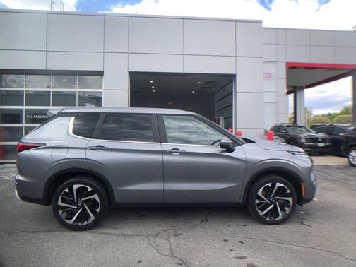 Alloy Silver Metallic 2022 Mitsubishi Outlander SE