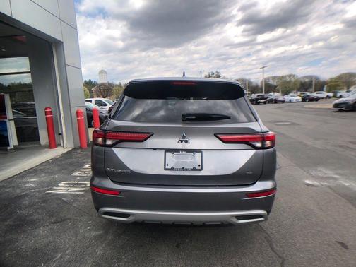 Alloy Silver Metallic 2022 Mitsubishi Outlander SE