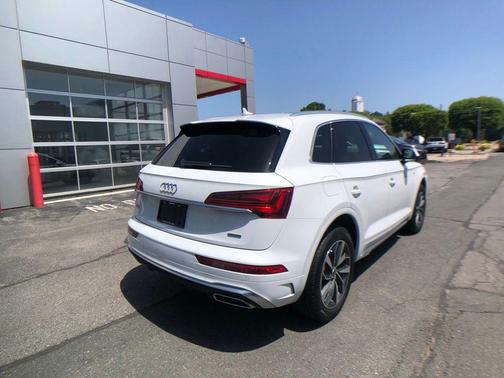 Glacier White Metallic 2024 Audi Q5 45 S line Premium Plus
