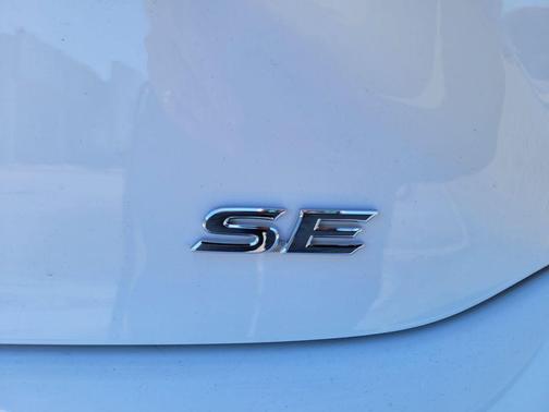 Ice Cap 2026 Toyota Camry SE