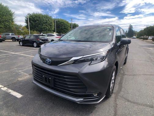 2025 Toyota Sienna XLE 7 Passenger