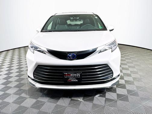 2025 Toyota Sienna Platinum 7 Passenger