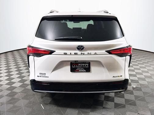 2025 Toyota Sienna Platinum 7 Passenger