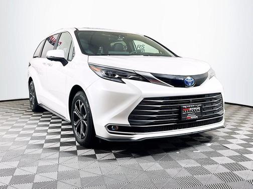 2025 Toyota Sienna Platinum 7 Passenger