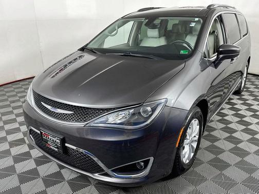 Granite Crystal Clearcoat Metallic 2018 Chrysler Pacifica Touring-L